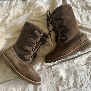 Like new UGG Rommy Lace Up Boots suede brown